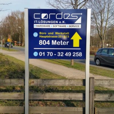 Cordes Firmenschild auf Aluverbund mehrfarbig beschriftet mit Aluminium halter