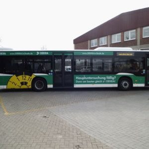 DEKRA Stade TÜV und AU Verkehrsmittelwerbung Bus Vollverklebt Grün mit TÜV Siegel