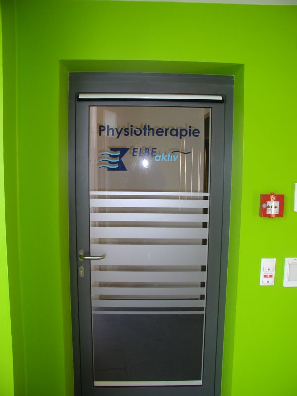 Glastür Mit Glasdekor und Logo Mehrfarbig Elbe klinikum Stade
