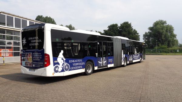 Lotsenviertel Cuxhaven Doppelbus zur werbung in Blau weiß foliert